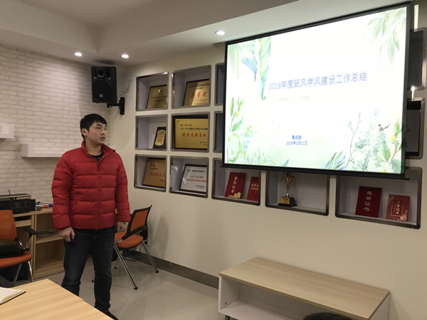 覃兆刚老师作班风学风工作汇报_副本.jpg