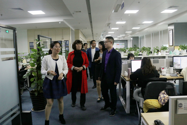 调研组参观公司办公环境.jpg
