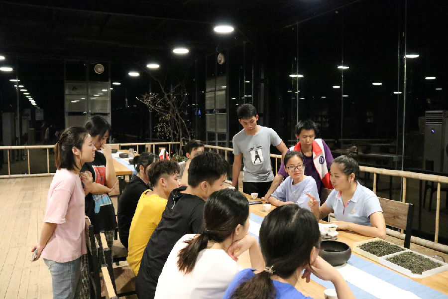 潘经理教授志愿者们茶艺.JPG